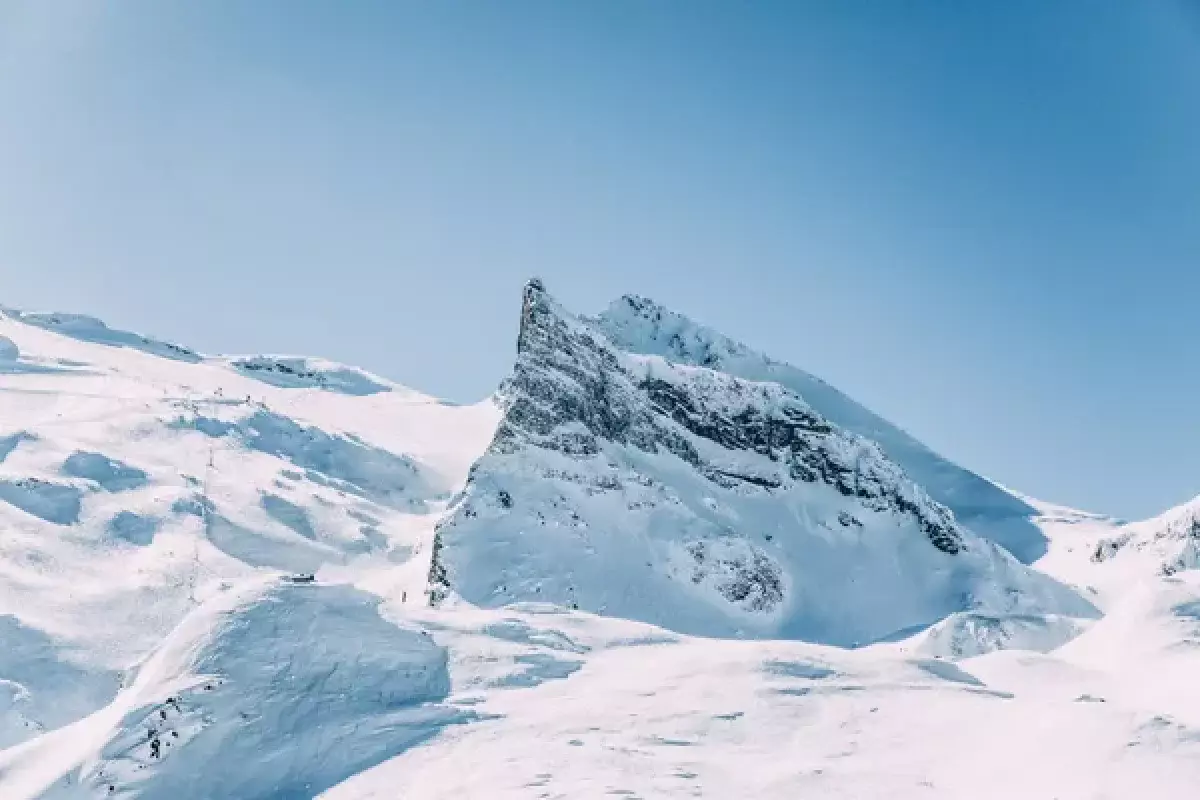 Альпинист пострадал на пике Мынжылкы в Алматы