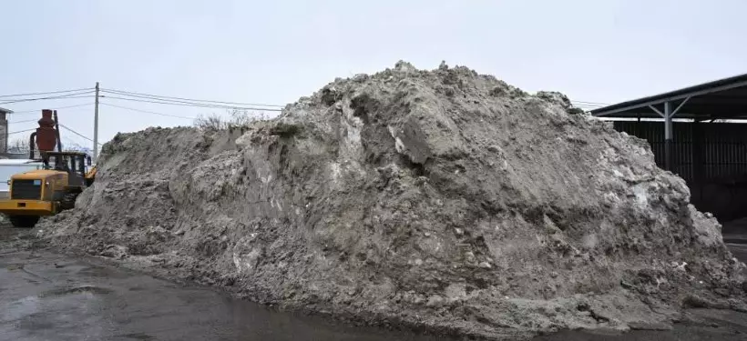 Без вывоза на полигоны – снег в черте города перерабатывают в Алматы