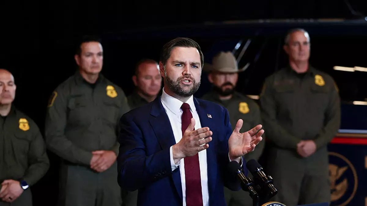 Дж. Д. Вэнс рассказал «безумную» историю о том, как офицеров ICE и CBP заблокировали толпой в Миннеаполисе.