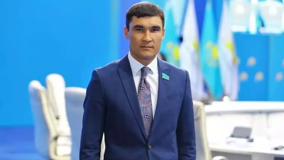 Сәпиев төбелестің артында аймақтағы жасырын ықпалы бар адамдар тұрғанын айтты