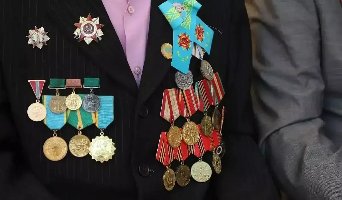 Ардагерлер, батырлар, саяси репрессия құрбандары: Қазақстанда кімдерге арнайы жәрдемақы беріледі