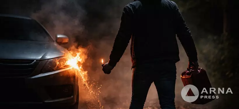 Мужчина поджег два авто сотрудников полиции возле участкового пункта в Семее