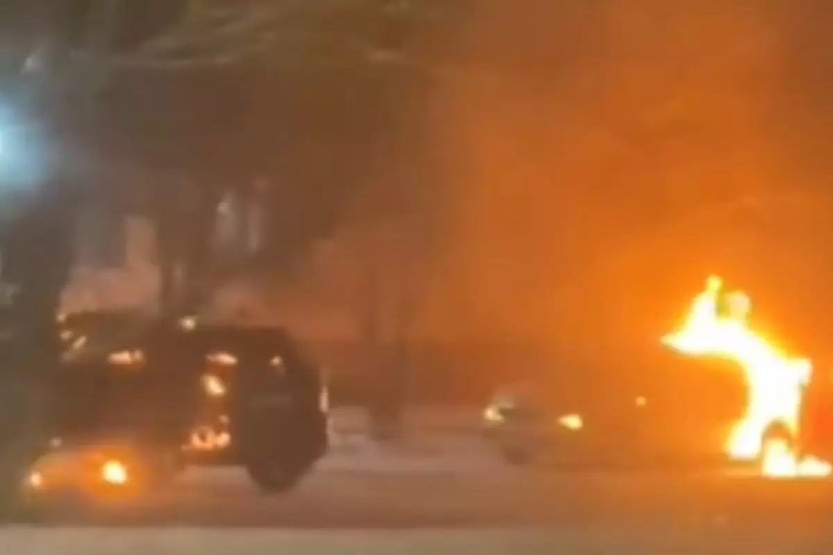 В области Абай расследуют поджог двух служебных автомобилей полиции