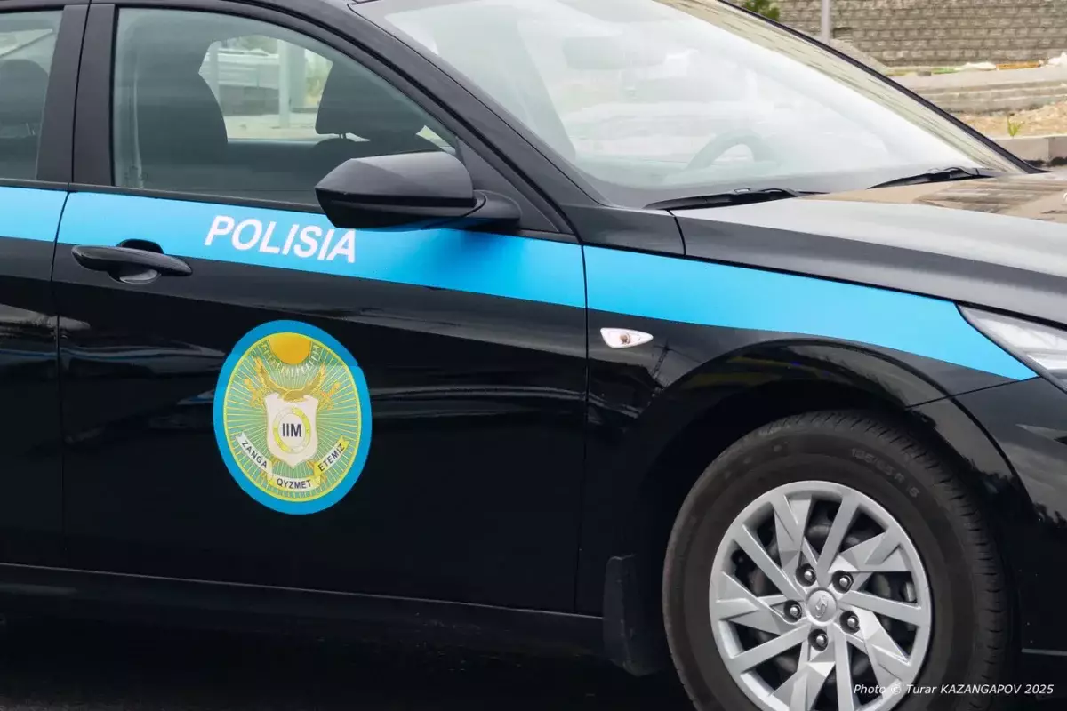 В Семее у участкового пункта дотла сгорели машины полицейских