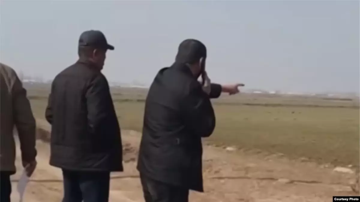 «Жерімізді Қытайларға беріп жатыр»: Өзбекстандық шаруалар жерлерін тартып алып жатқанын айтуда