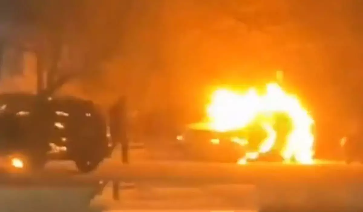 Мужчина поджег два полицейских автомобиля в Семее (ВИДЕО)