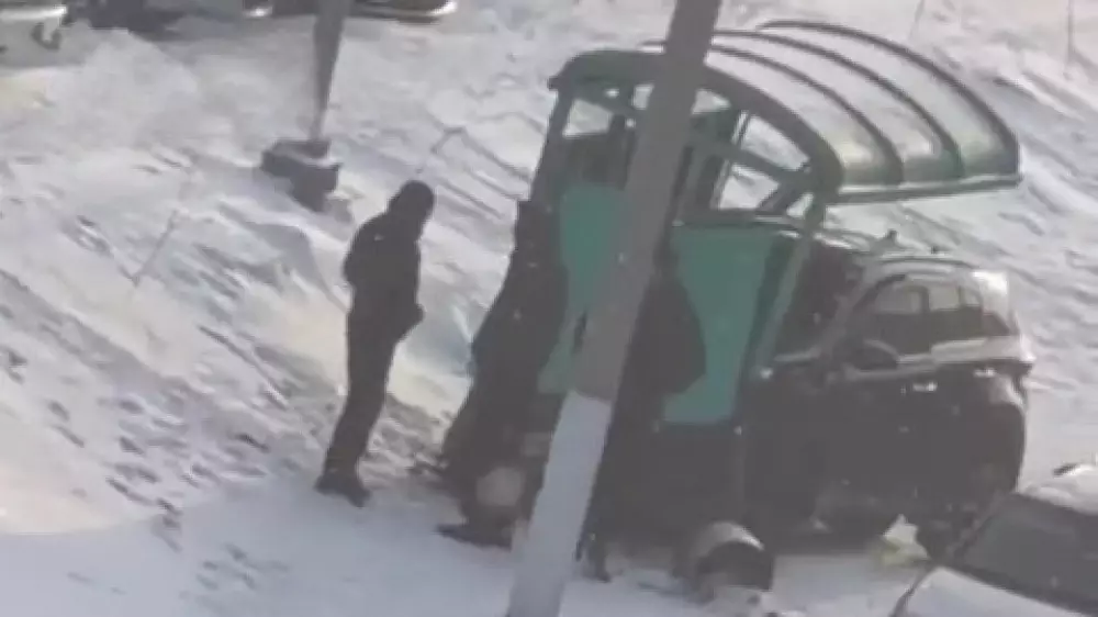 Қарағандыда аялдамада тұрған әйелді көлік қағып кеткен