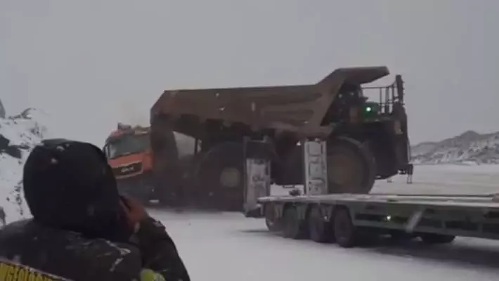 В Навои карьерный самосвал из-за непогоды снес грузовик