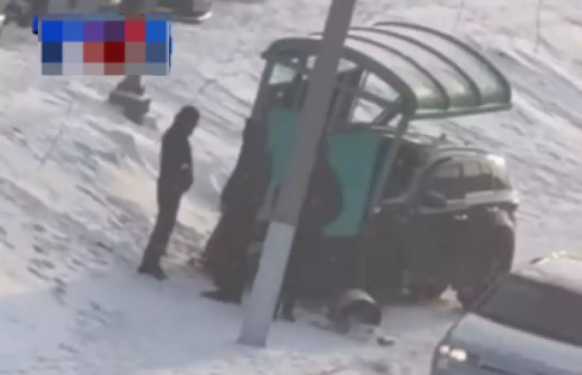 Водитель KIA сбил женщину на остановке в Караганде (ВИДЕО)