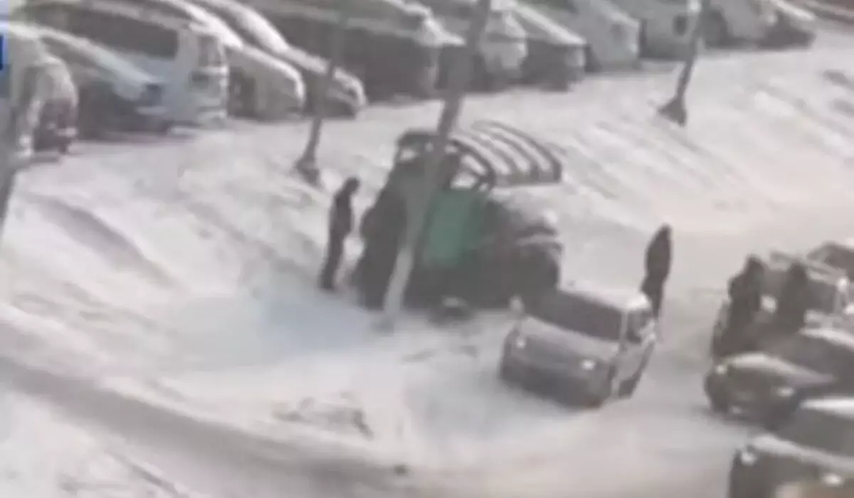 Автомобиль врезался в остановку и сбил женщину в Караганде (ВИДЕО)