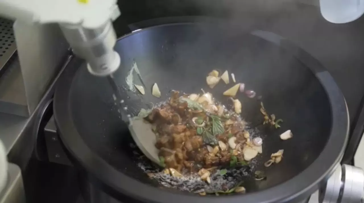 Рестораном управляют роботы в Китае