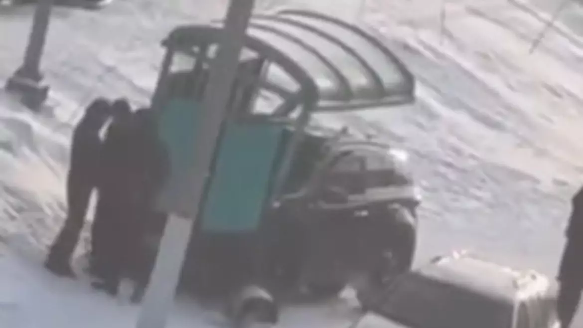 Қарағандыда көлік аялдамаға соғылып, әйел адамды қағып кетті