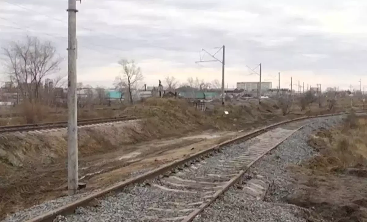 Детская шалость с риском для жизни: в Костанае родительницу оштрафовали после ЧП на железной дороге