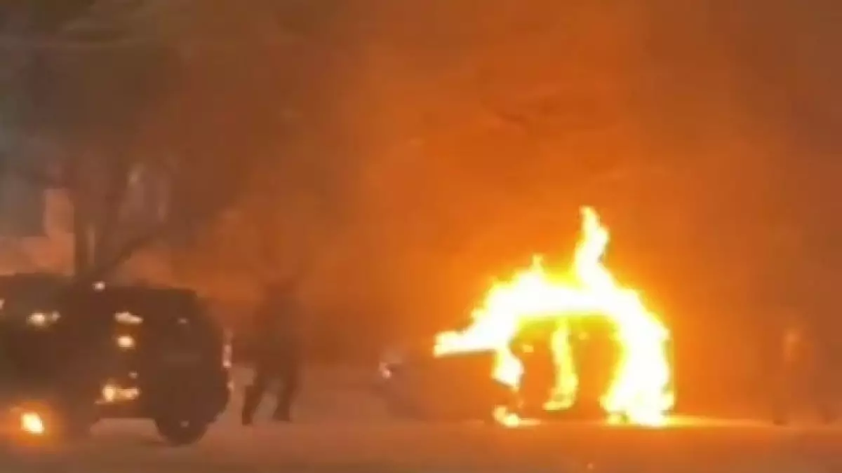 Семейде зейнеткер полиция қызметкерлеріне тиесілі екі көлікті өртеп жіберді