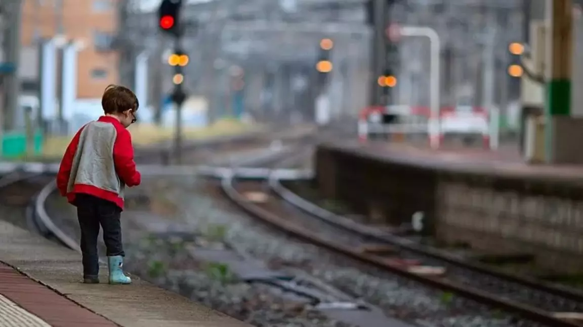 Теміржолдағы ойын: пойызды тоқтатқан баланың анасы айыппұл арқалады