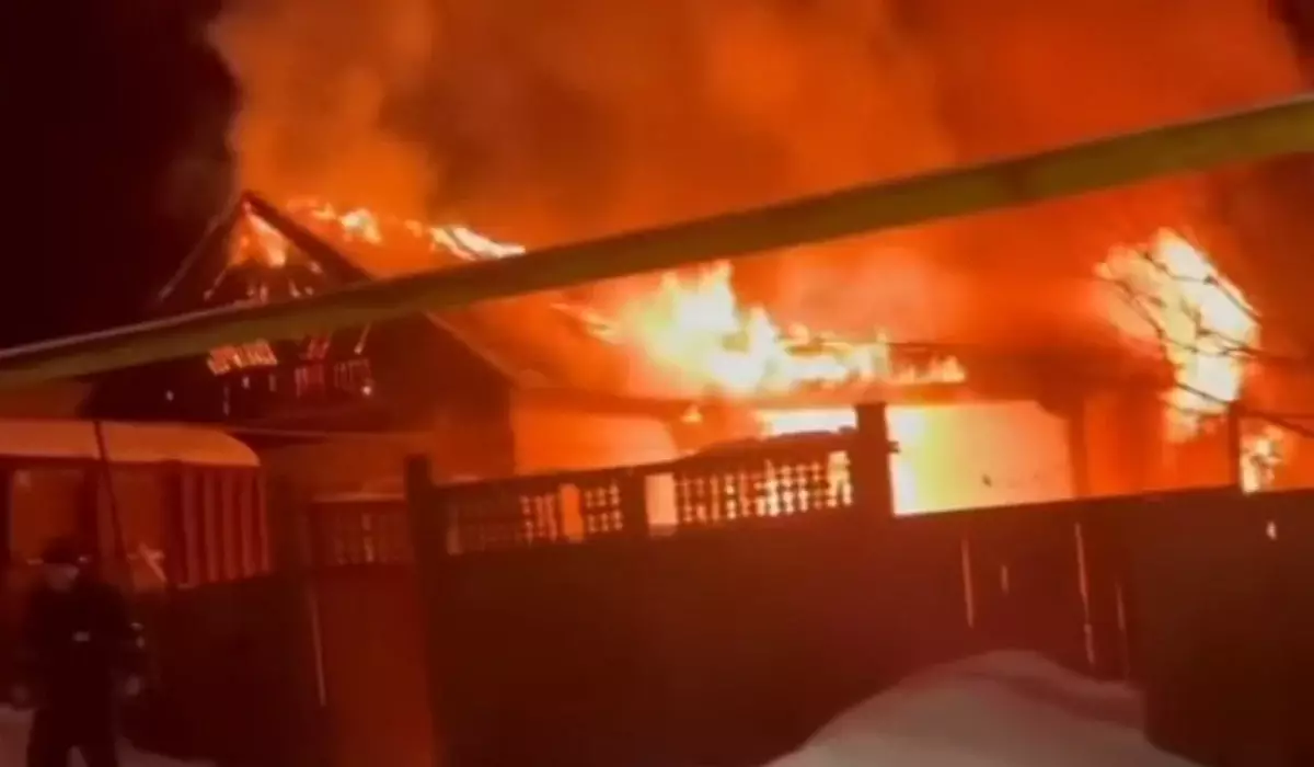 Три человека погибли при пожаре в частном доме в ЗКО (ВИДЕО)