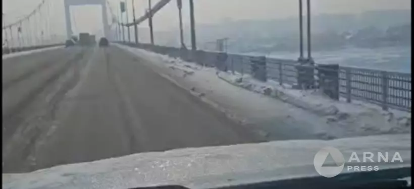 Неубранный снег на подвесном мосту снял на видео семейчанин