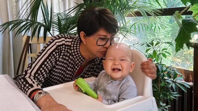 "Атына заты сай": Роза Рымбаеваның немересі ақылдылығымен көпті сүйсіндірді (ВИДЕО) 