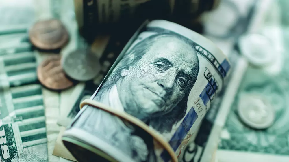 Доллар упал в цене на торгах в Казахстане