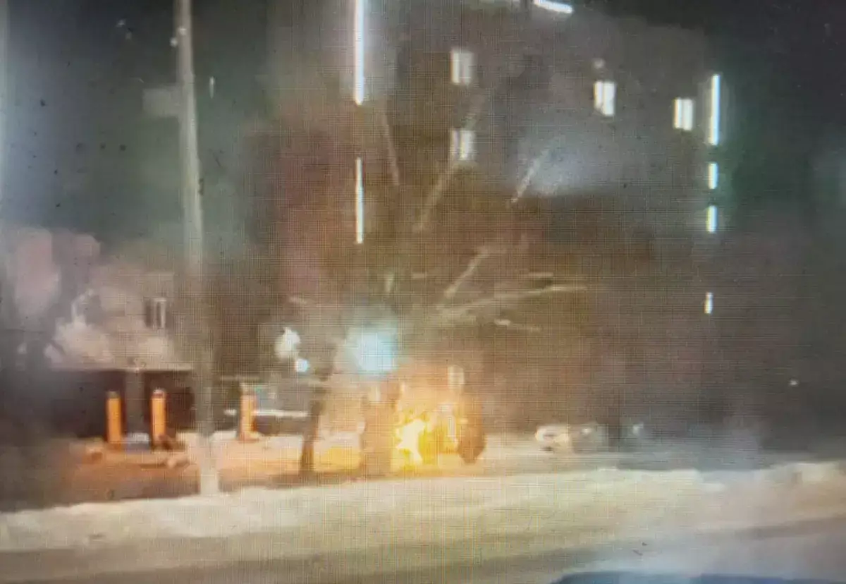 Пенсионер в пьяном угаре сжёг автомобили полицейских в Казахстане (видео) - новости на Lada.kz 26.01.2026