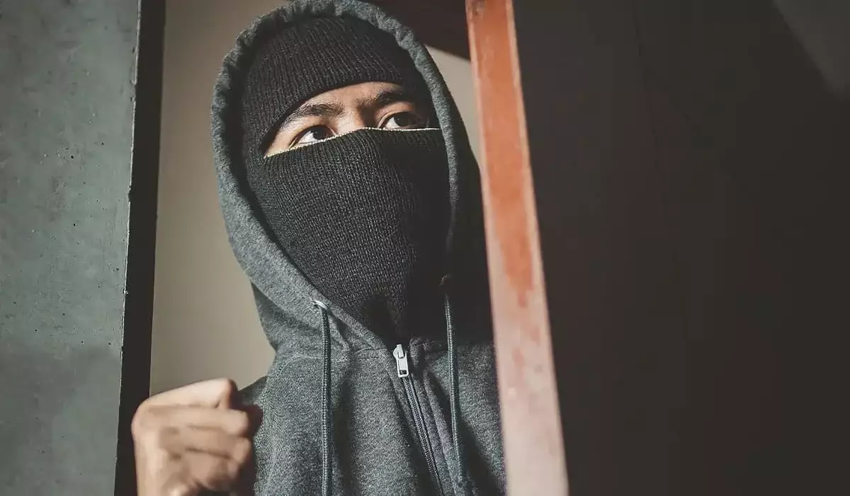 Трех мужчин осудили за дерзкое ограбление дома главы маслихата в Акмолинской области