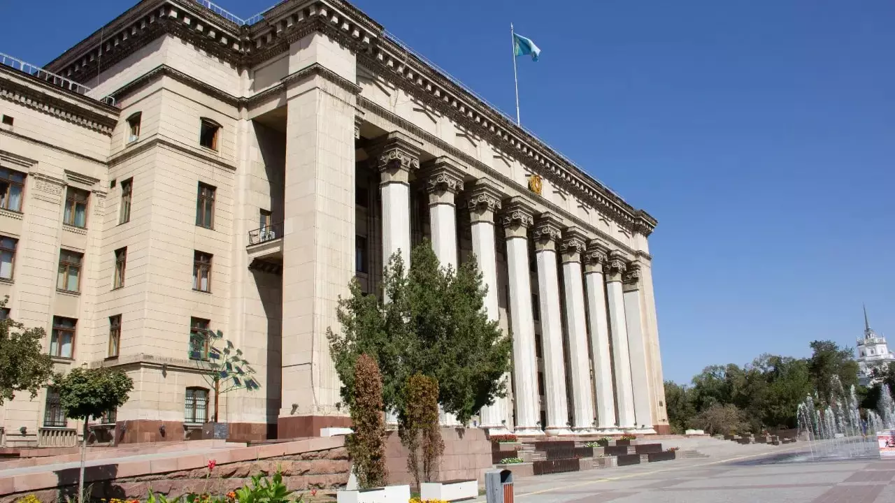 Назарбаев қоры ҚБТУ-ды иеленді: Тарихи ғимарат мемлекетке қайтарылғанымен, ЖОО қор иелігіне өтті