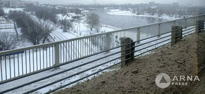 "Дополнительное задание" выдали подрядчику после жалобы на кучи снега на подвесном мосту Семея