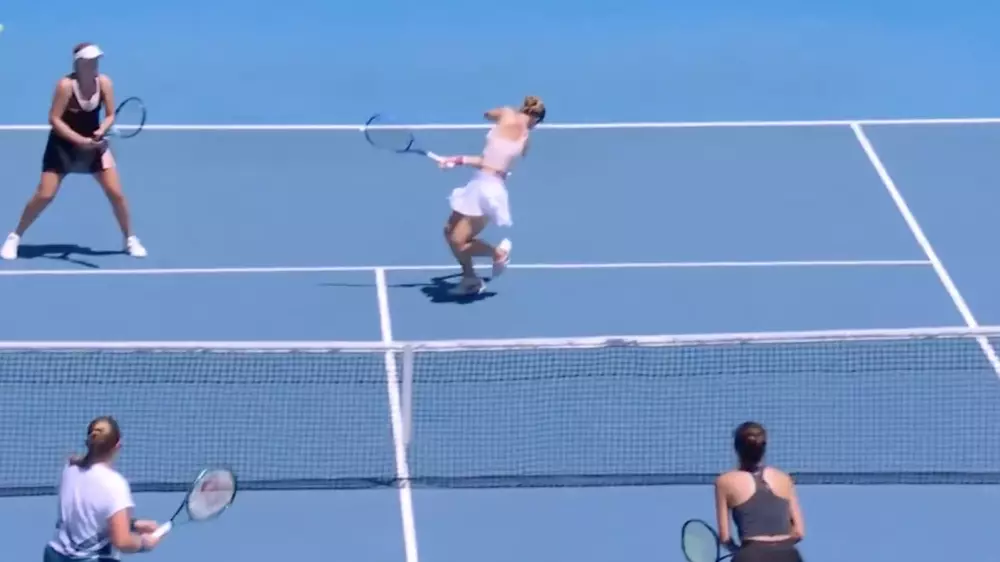 Обматерившая Рыбакину теннисистка уронила соперницу на Australian Open