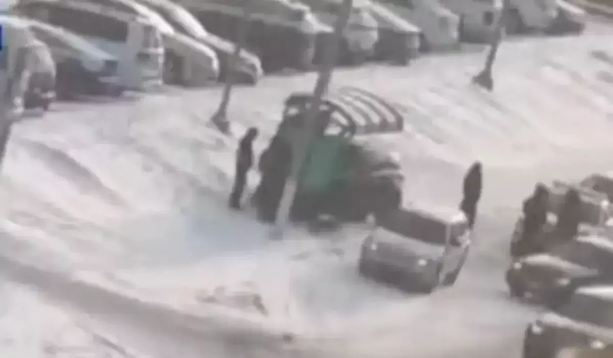 Қарағандыда жеңіл көлік аялдамада тұрған әйелді қағып кетті (ВИДЕО)