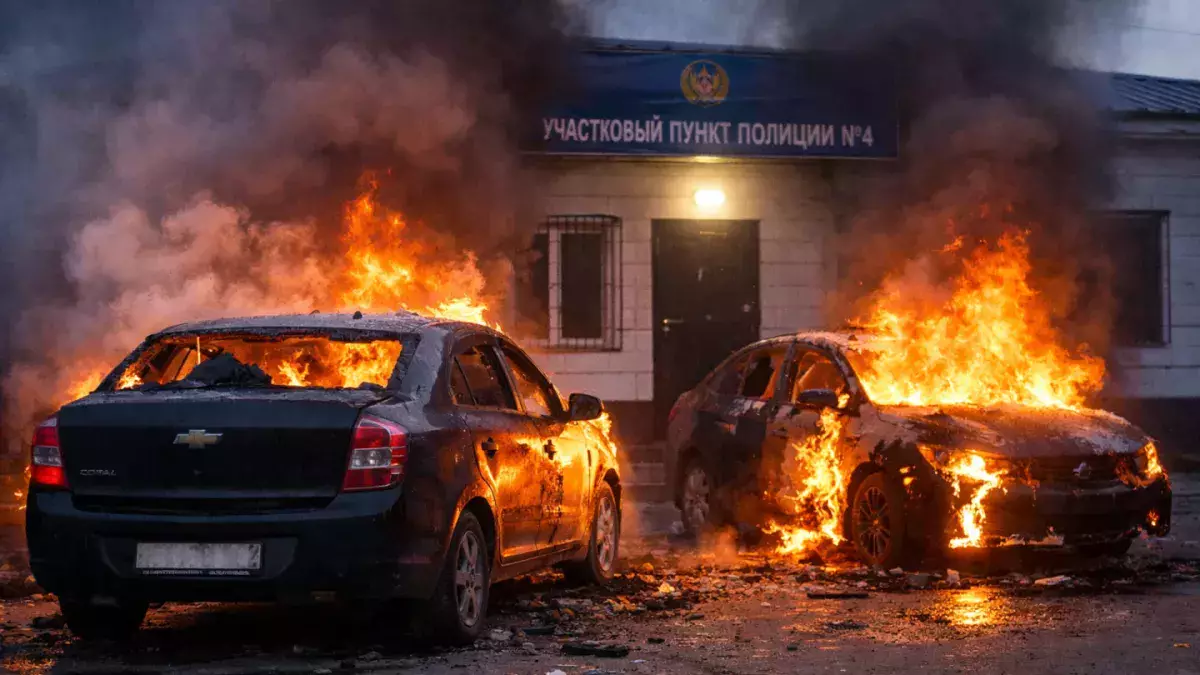 Пьяный мужчина поджег полицейские автомобили в Казахстане