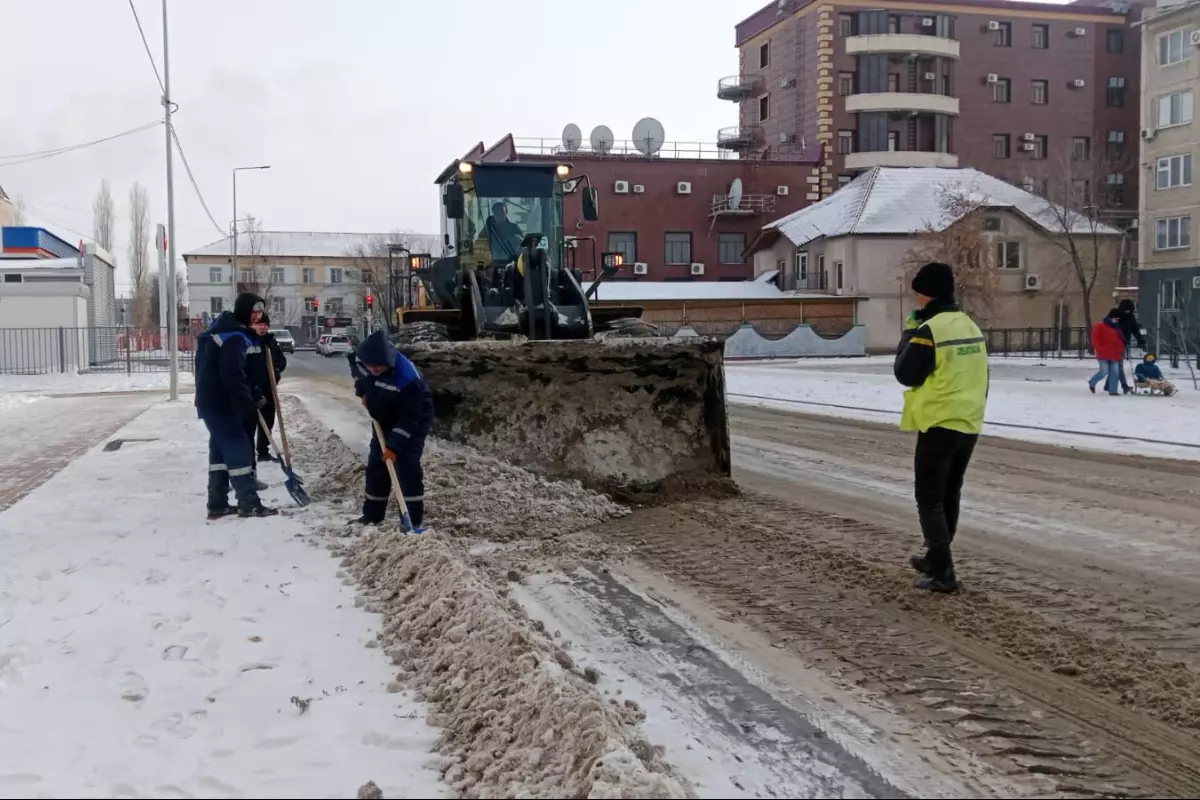 Тысячи кубометров снега и сотни тонн соли руками спецавтобазовцев: как чистят Атырау