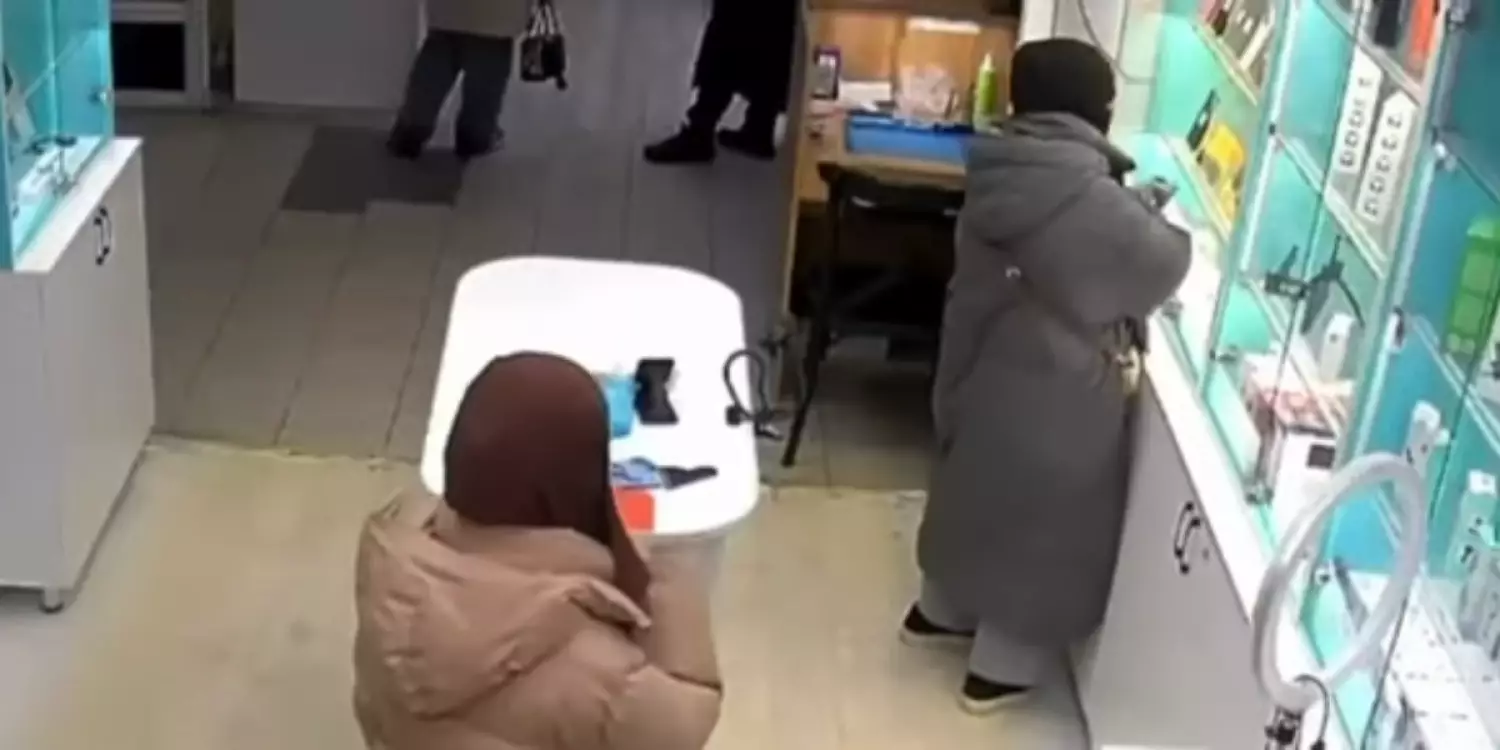 Ақтөбеде хиджабтағы қыздар iPhone ұрлады