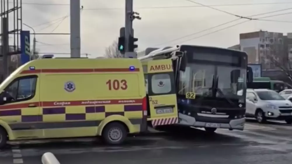 Алматыда ер адам автобус жүргізіп келе жатып қайтыс болды