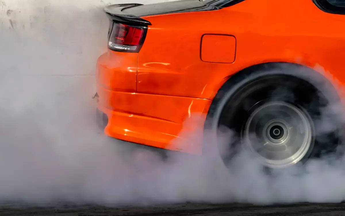 В Актау водителя BMW наказали за дрифт во дворе жилого дома - новости на Lada.kz 26.01.2026