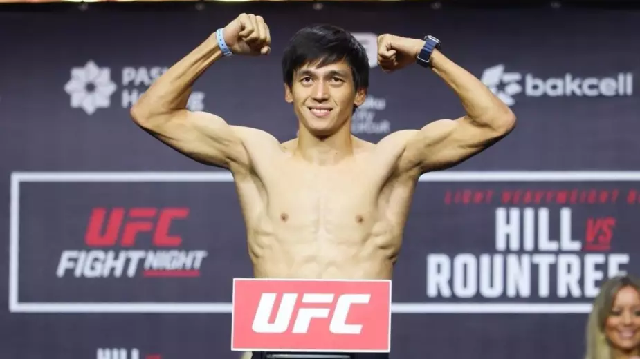 Бывший боец UFC из Казахстана Азат Максум подписал контракт с узбекистанской лигой