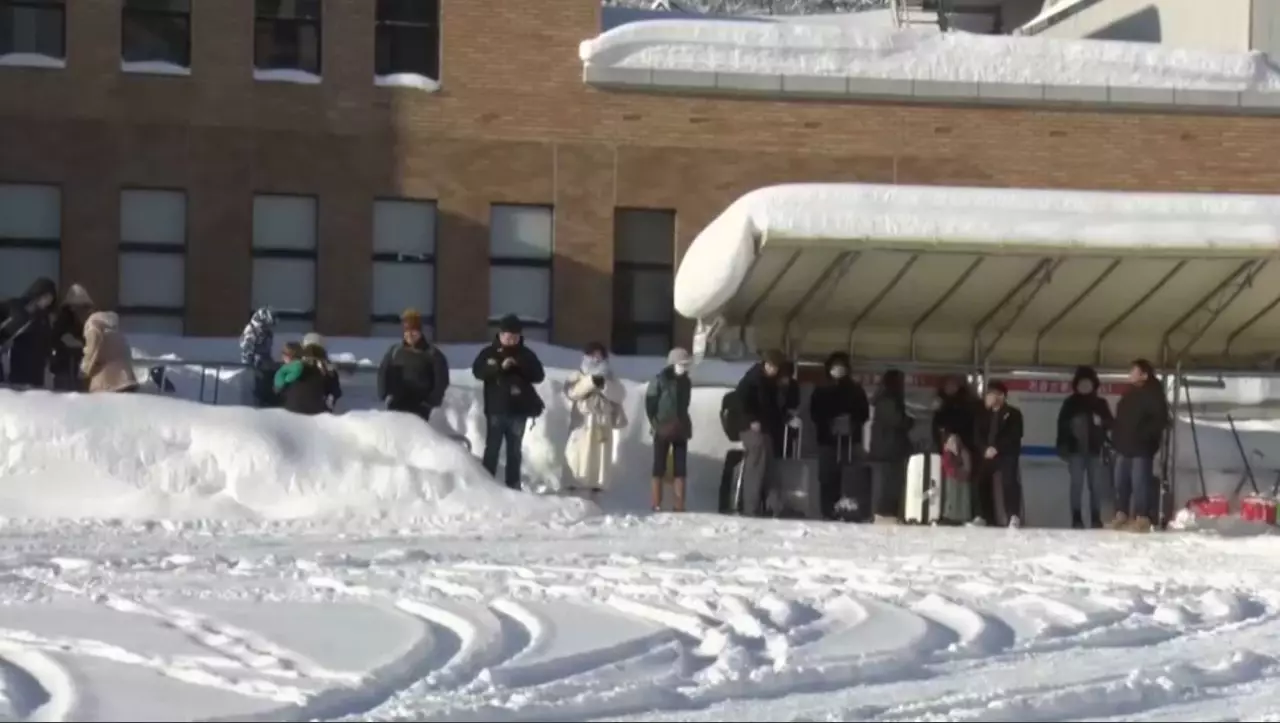 Жапония қар құрсауында қалды