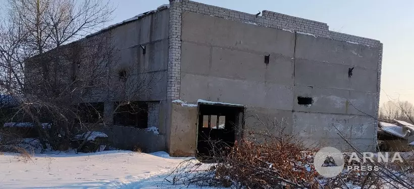 "Опасное соседство" с бесхозной котельной обеспокоило семейчанку