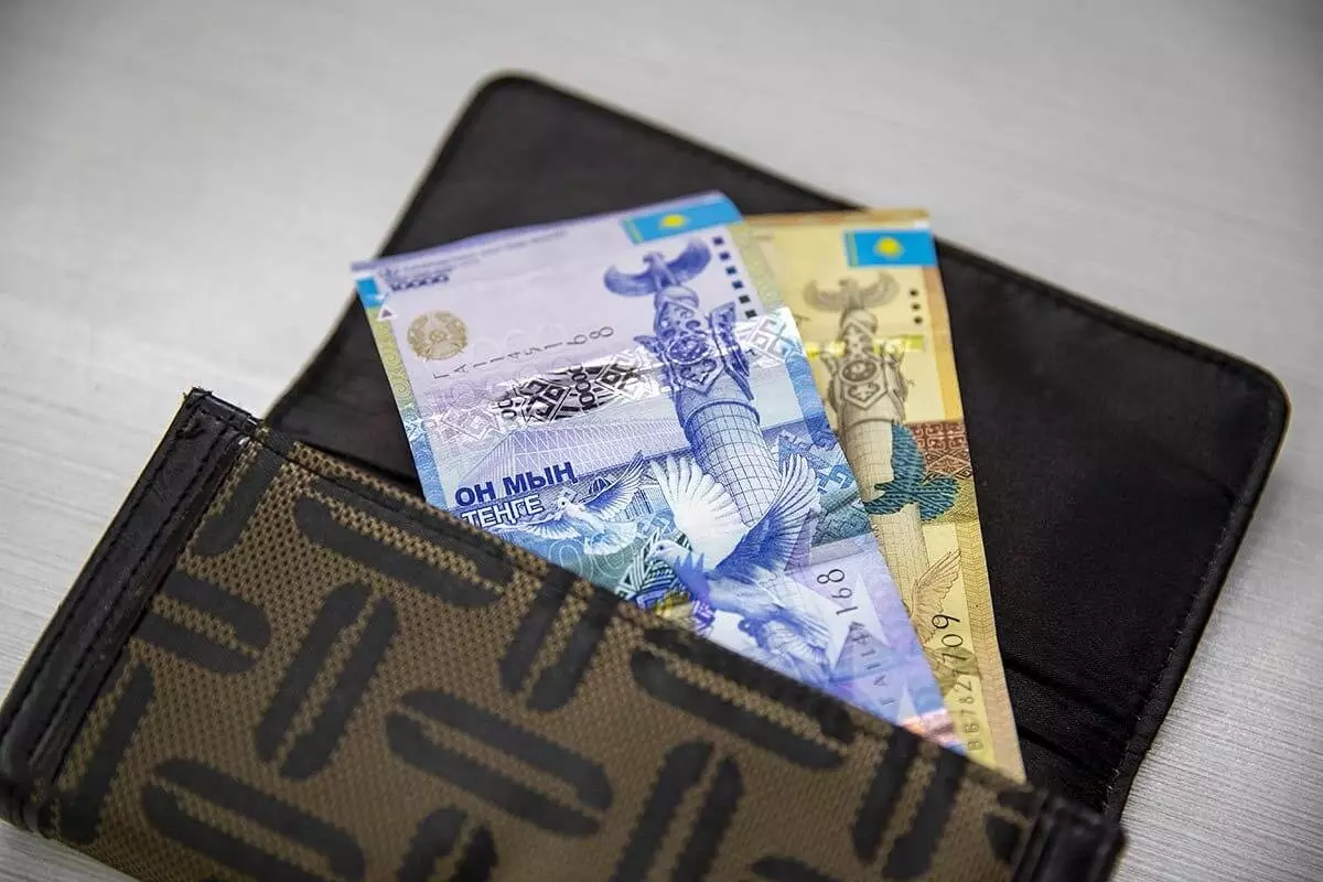Нужно ли срочно менять старые купюры номиналом 10 000 тенге
