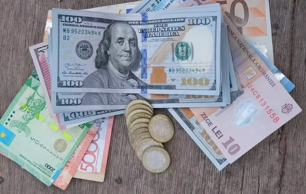 Доллар просел почти до 500 тенге