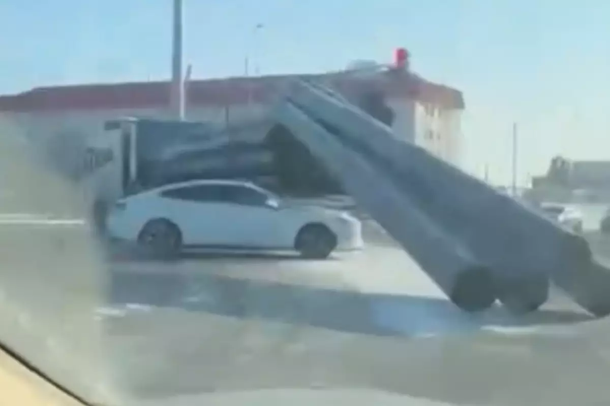 На перекрёстке в Атырау с грузовика упали трубы
