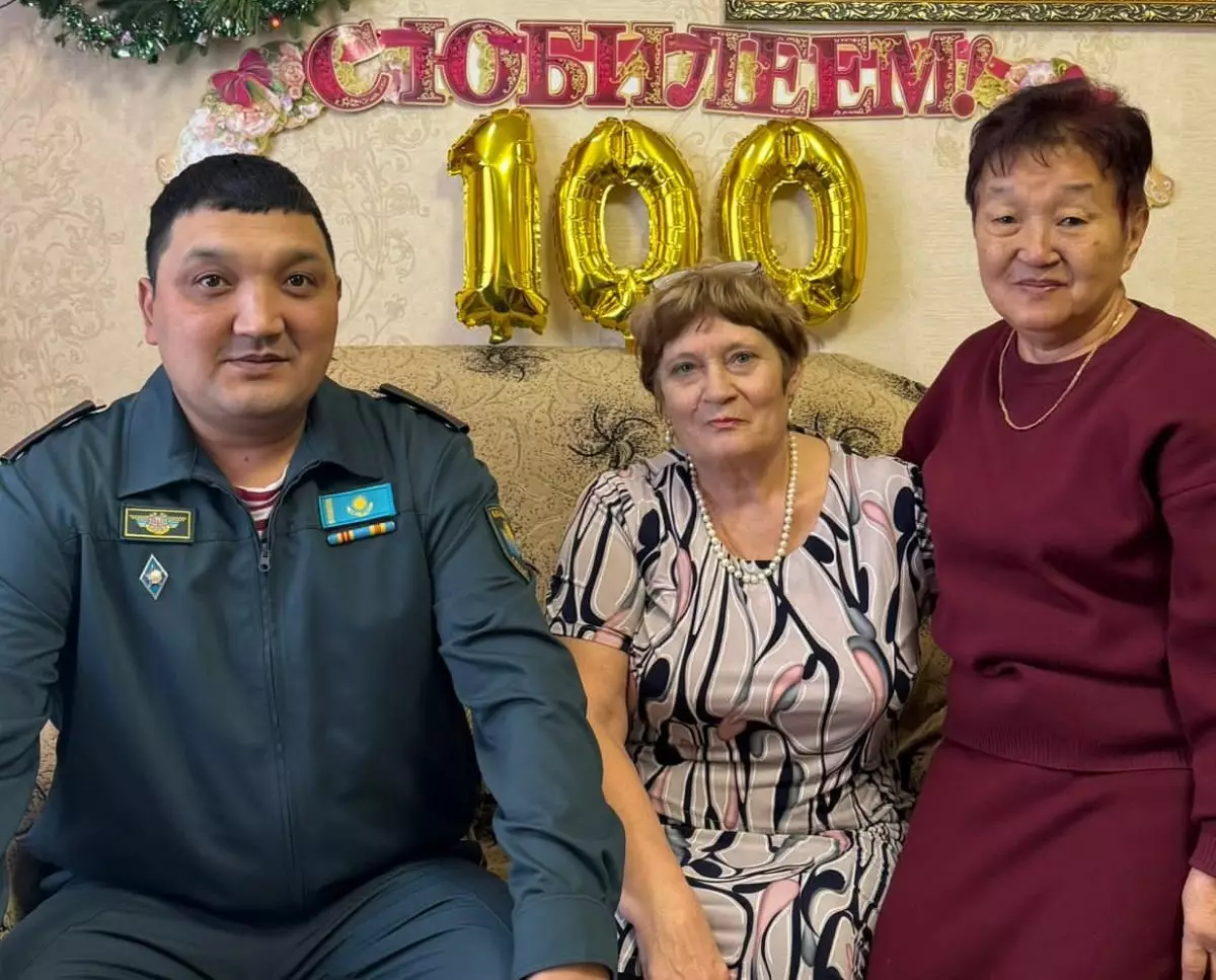 Военнослужащие Нацгвардии поздравили столетнего ветерана ВОВ в Павлодаре