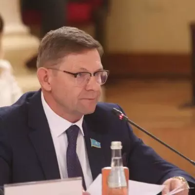 Депутат Пономарев: закрепляя в Конституции «Таза Қазақстан», мы сохраняем ответственность перед будущим поколением