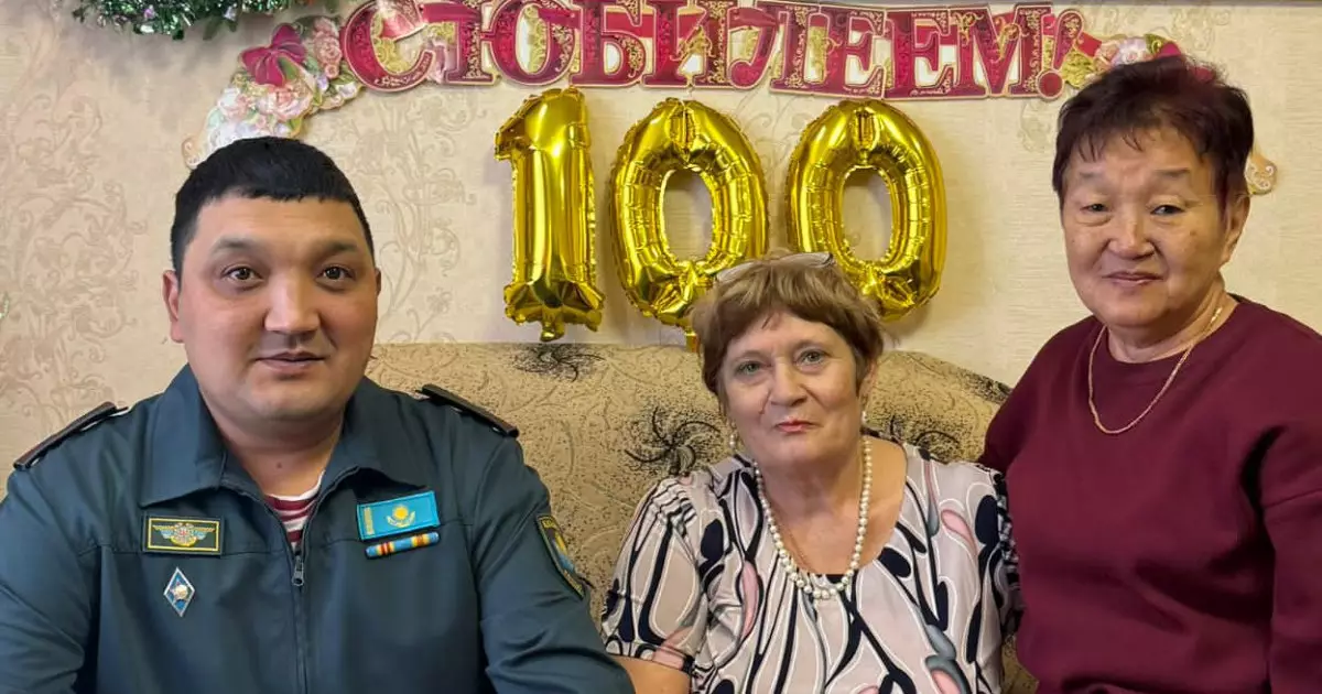  Ұлттық ұлан әскери қызметшілері 100 жасқа жеткен соғыс ардагерін құттықтады 