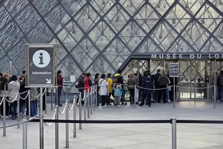 Лувр вновь закрыли из-за забастовки его сотрудников