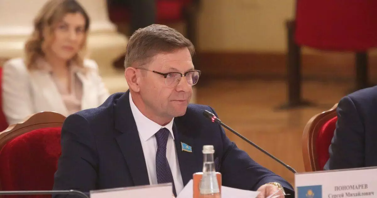  Депутат Пономарев: закрепляя в Конституции «Таза Қазақстан», мы сохраняем ответственность перед будущим поколением 