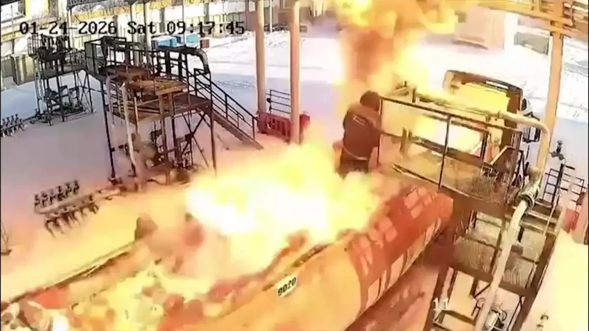 Павлодар облысында сұйық отын таситын көліктен өрт шығып, бір адам зардап шекті