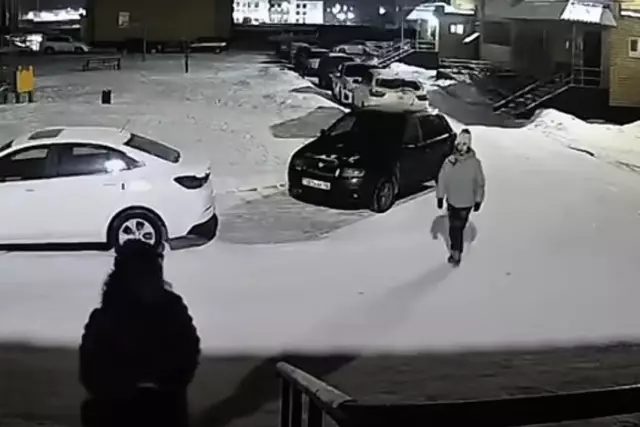 Көшеде бейтаныс әйел қыздың артынан ерген видео желіде қызу талқыланды (ВИДЕО)