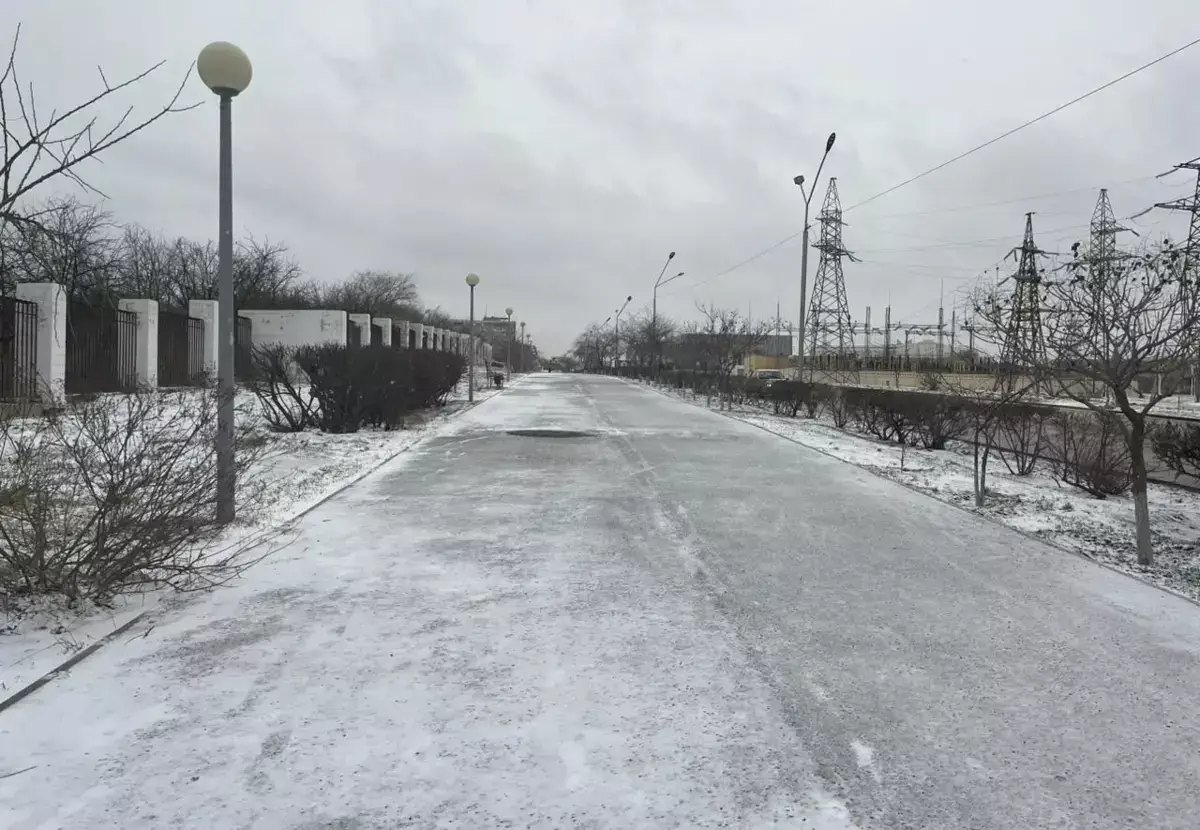 В Актау из-за выпавшего снега на дороги вывели почти сотню рабочих и спецтехнику - новости на Lada.kz 26.01.2026