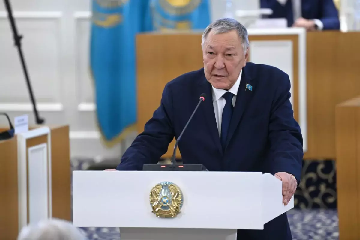 «Еңбек бостандығының» орнына «еңбекке құқық» – белгілі заңгер Конституцияға өзгерістер туралы пікір білдірді