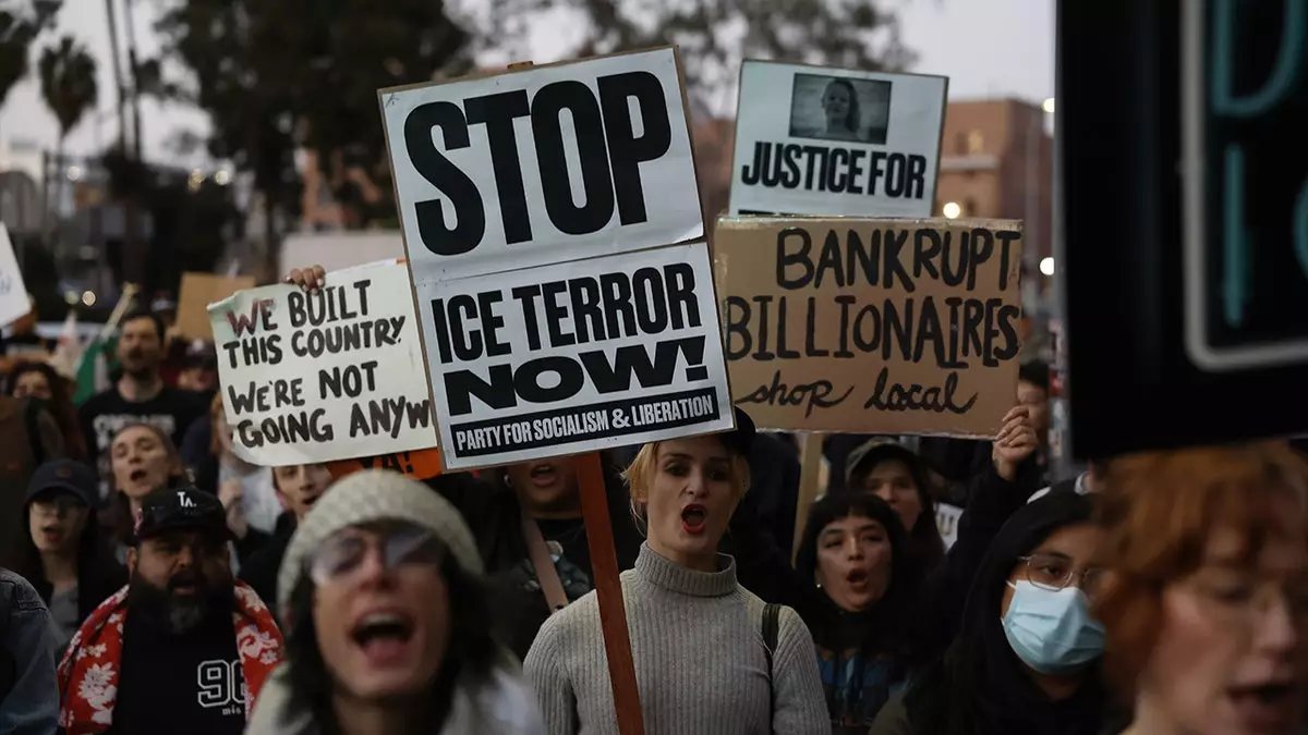 Брюс Перл раскритиковал Тима Уолца и демократов после стрельбы с участием пограничников в Миннесоте.